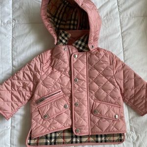 Burberry puffer jacket with Detachable hood.